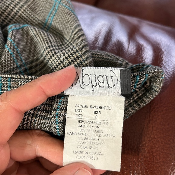 Gray checkered pencil skirt, size 6 ;  studs and zipper in the back, gently used - Picture 4 of 6